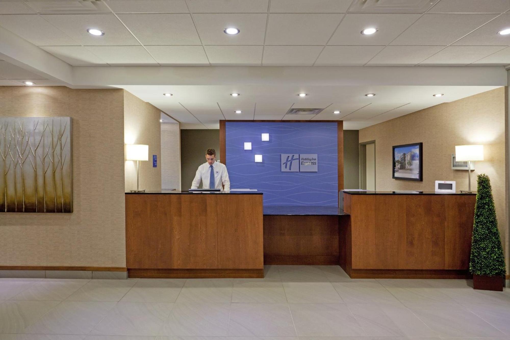 Holiday Inn Express Hotel & Suites Saint - Hyacinthe By Ihg Экстерьер фото