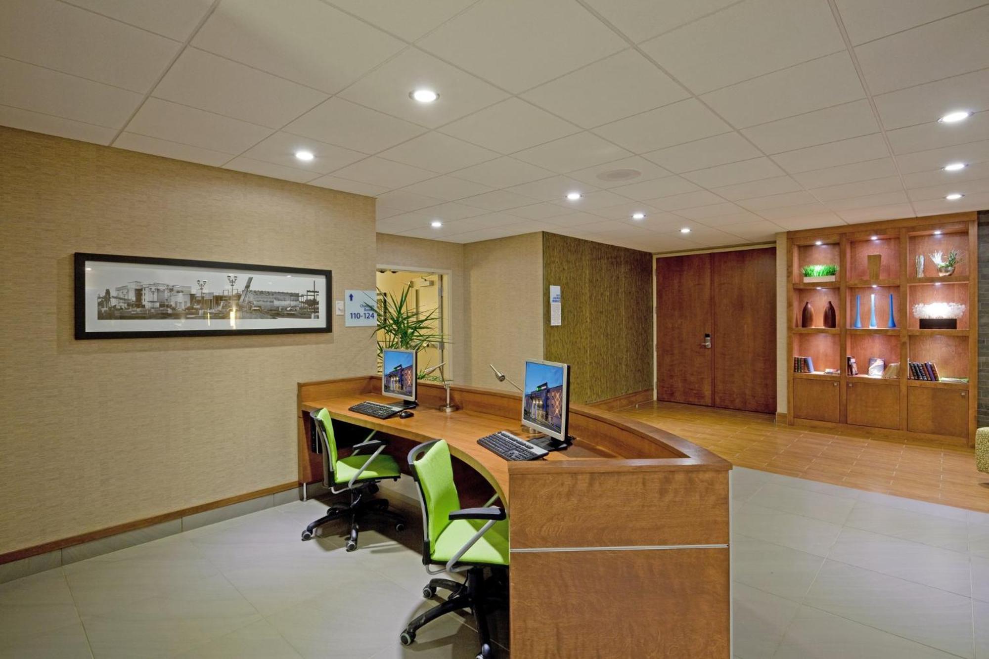 Holiday Inn Express Hotel & Suites Saint - Hyacinthe By Ihg Экстерьер фото